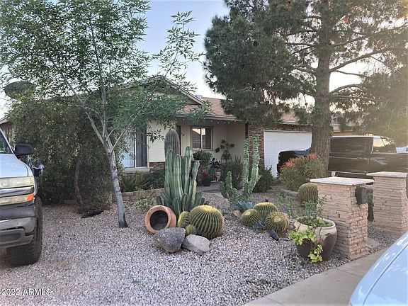 3rd image of 925 E 9th Dr