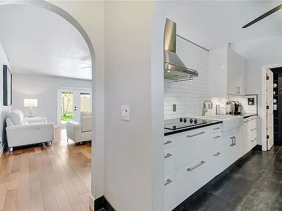 3rd image of 4761 Willamette Cir