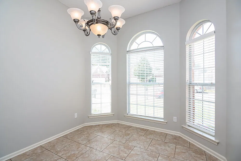 3 bed, 2.0 bath, 1470 sqft, $1,820 — Photo 4