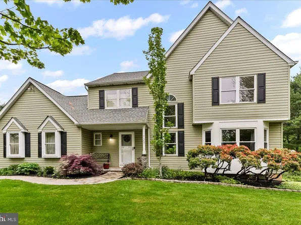 127 Cathedral Dr, North Wales, PA 19454