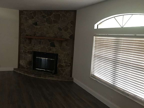 3rd image of 320 SE Pebble Creek Ter