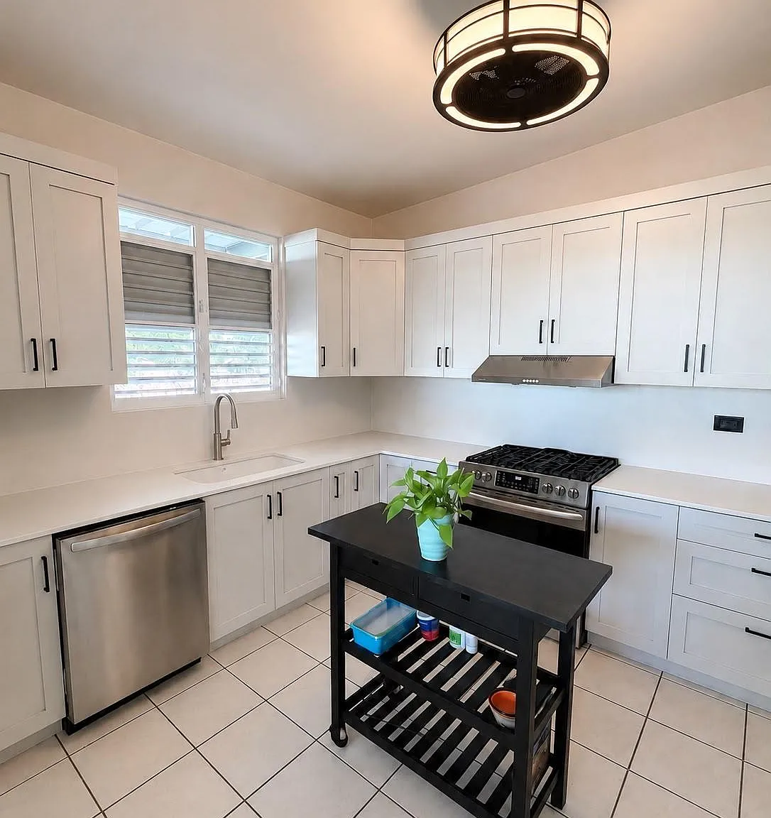 3 bed, 2.0 bath, 1800 sqft, $2,300 — Photo 2