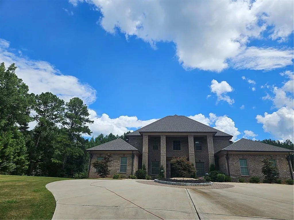 6 bed, 4.5 bath, 5562 sqft, $8,500 — Photo 1