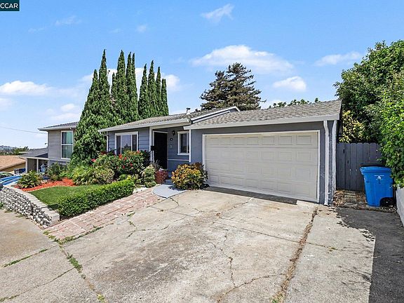 3rd image of 400 Ladera Dr
