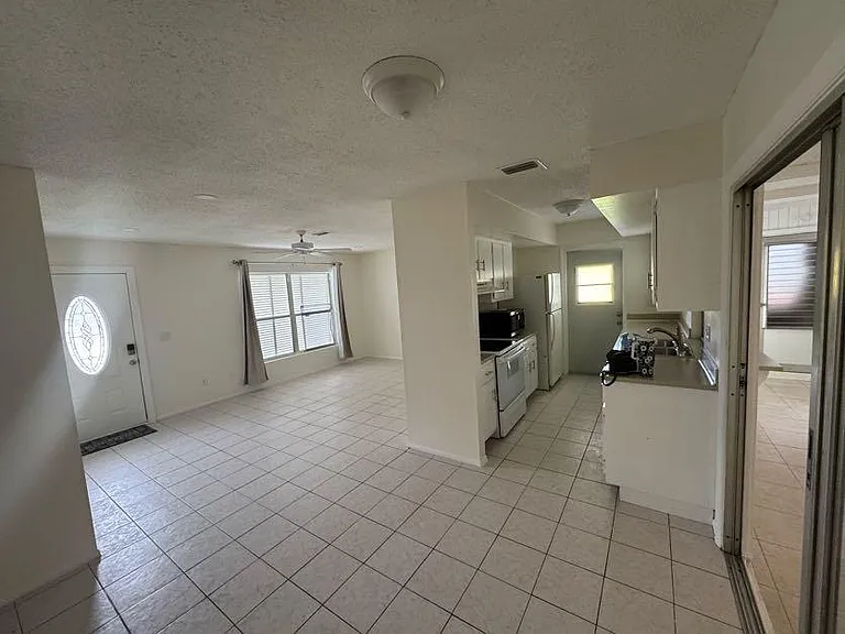 738 SW Ravenswood Ln — Photo 2