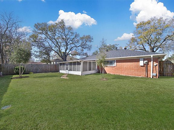 3rd image of 990 Redway Ln