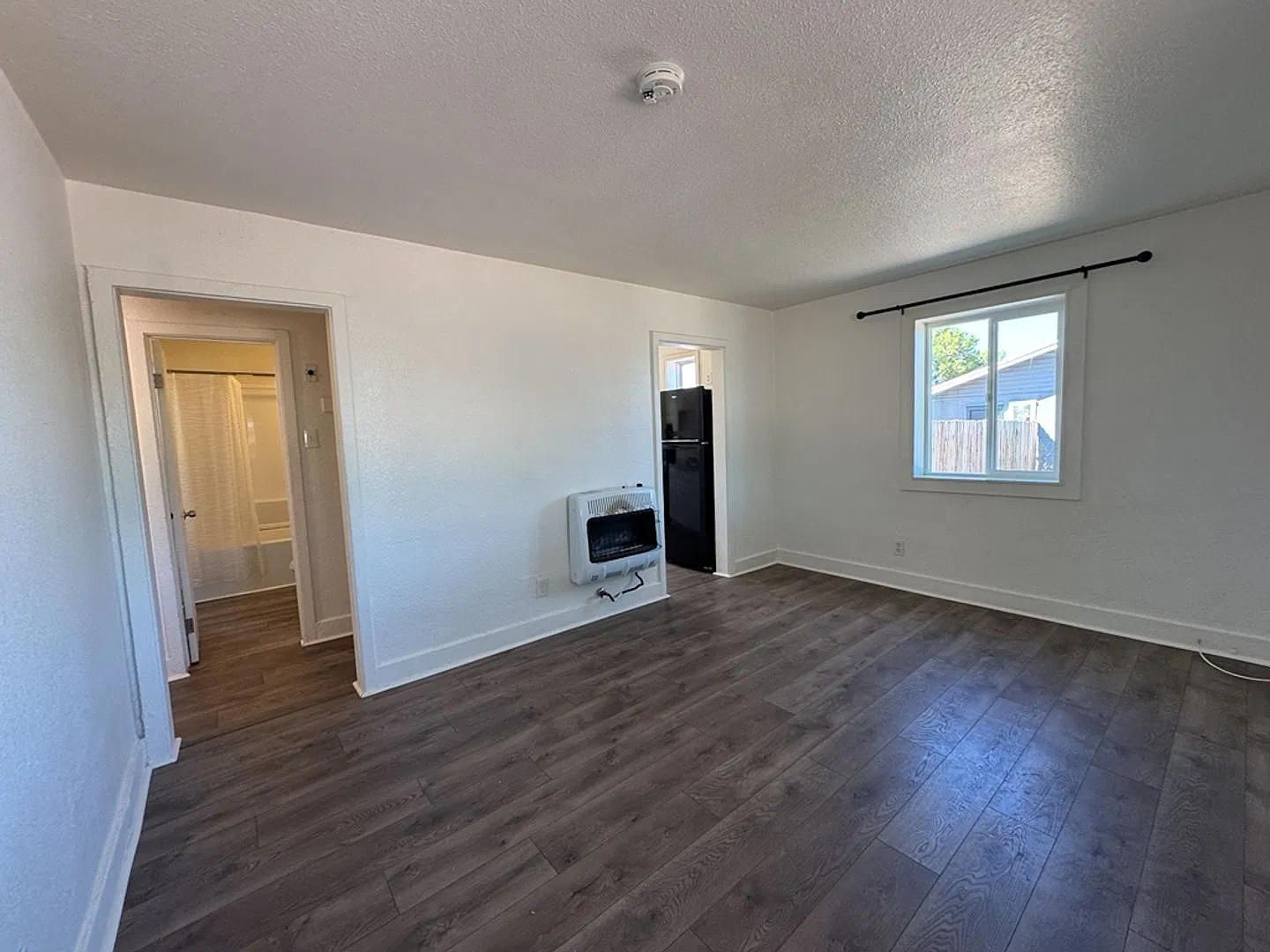 3 Bedroom, 1 Bath Apartment with Large Fenced Backyard — Photo 2