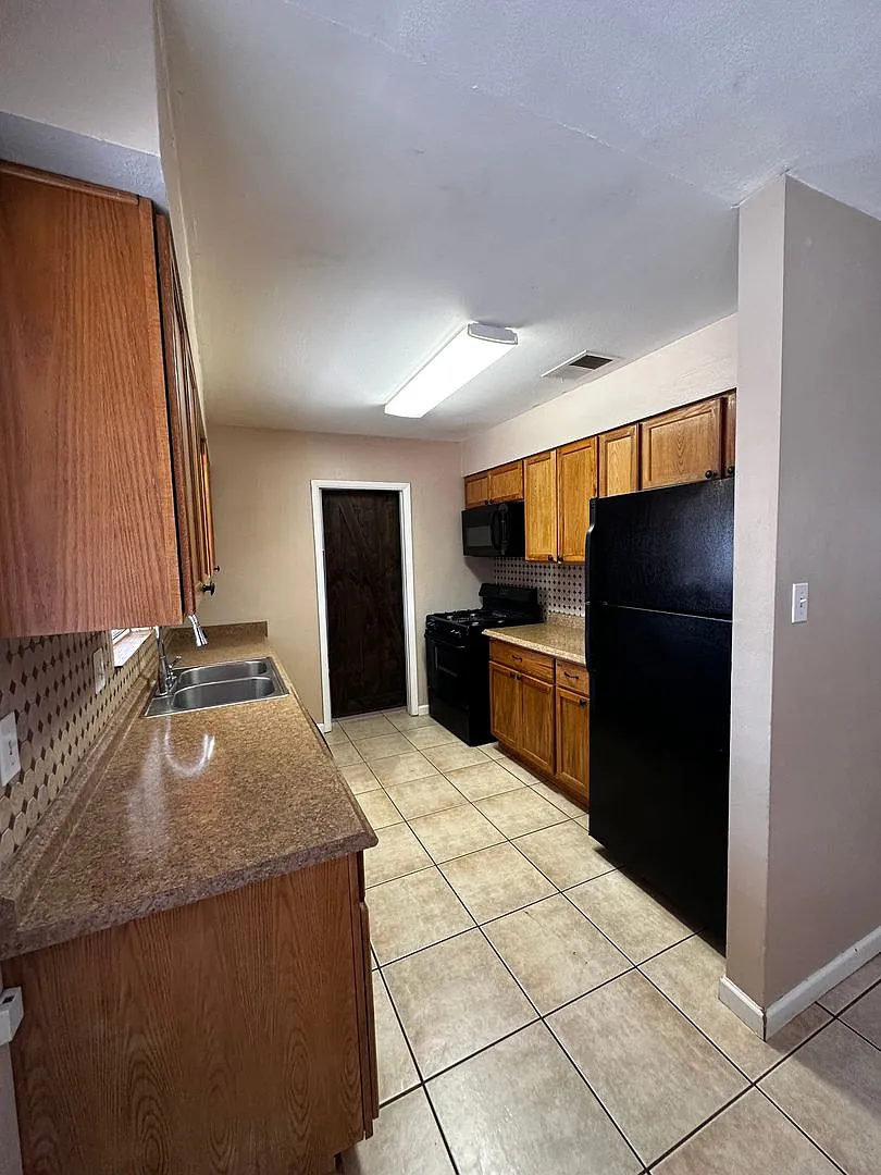 3 Bedroom 2 Bathroom Home — Photo 3