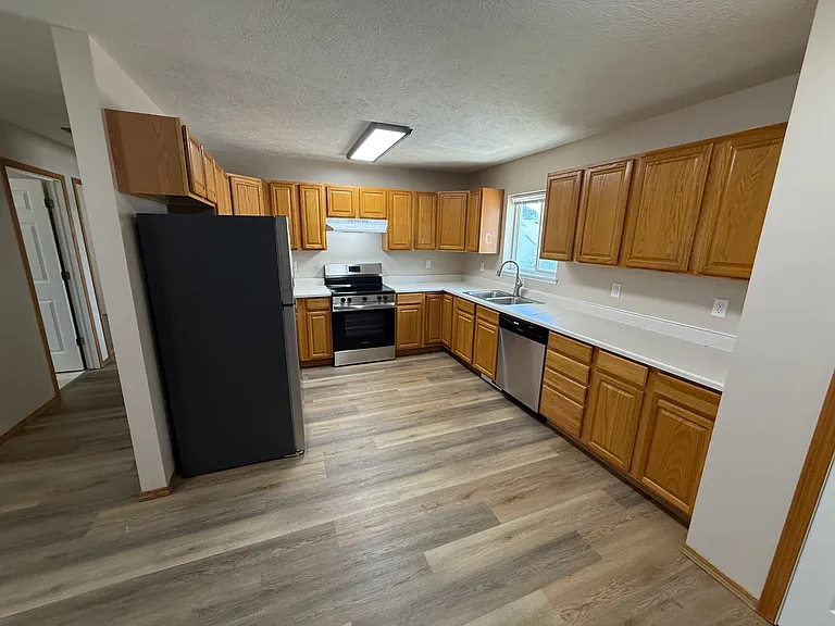 925 S Newcomb Ave #18 — Photo 2