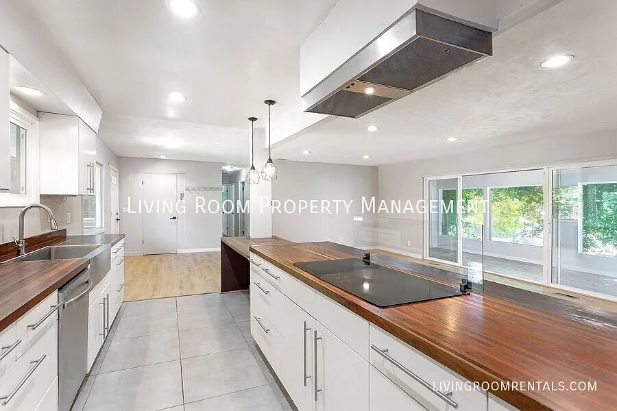 Raleigh Hills Ranch with Oversized Yard and AC — Photo 4