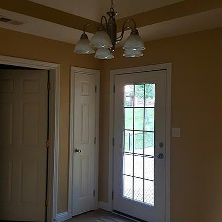 5th image of 104 Lombard Cir