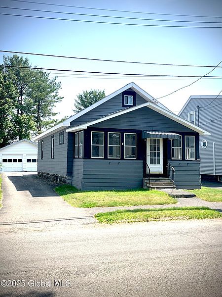 2nd image of 618 Poutre Avenue