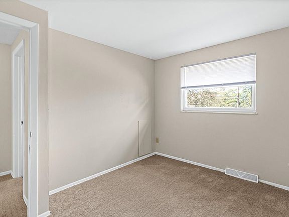 5th image of 699 Hillsdowne Rd APT B