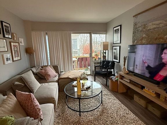 3rd image of 426 2nd St APT 6