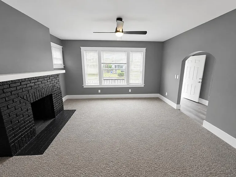 1686 Hazelwood St — Photo 3