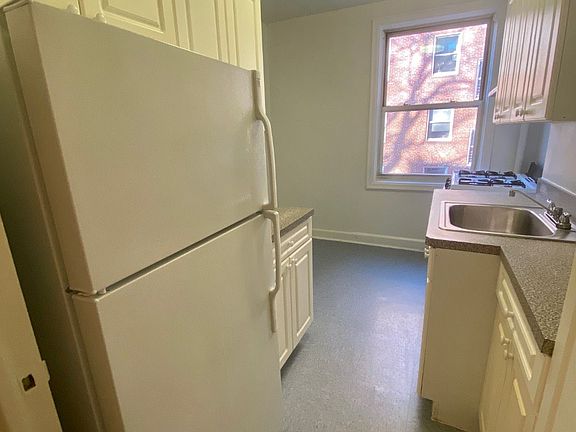 3rd image of 1 Larchmont Ave #D