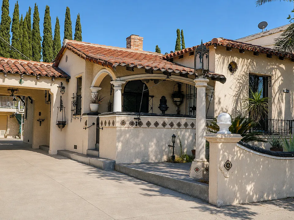 6132 Whitsett Ave