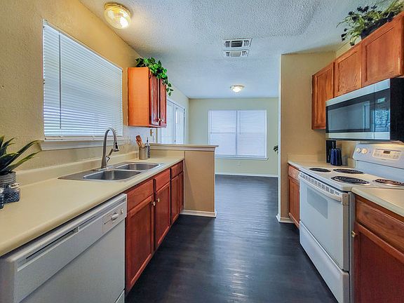 4th image of 823 Wyndham Pl