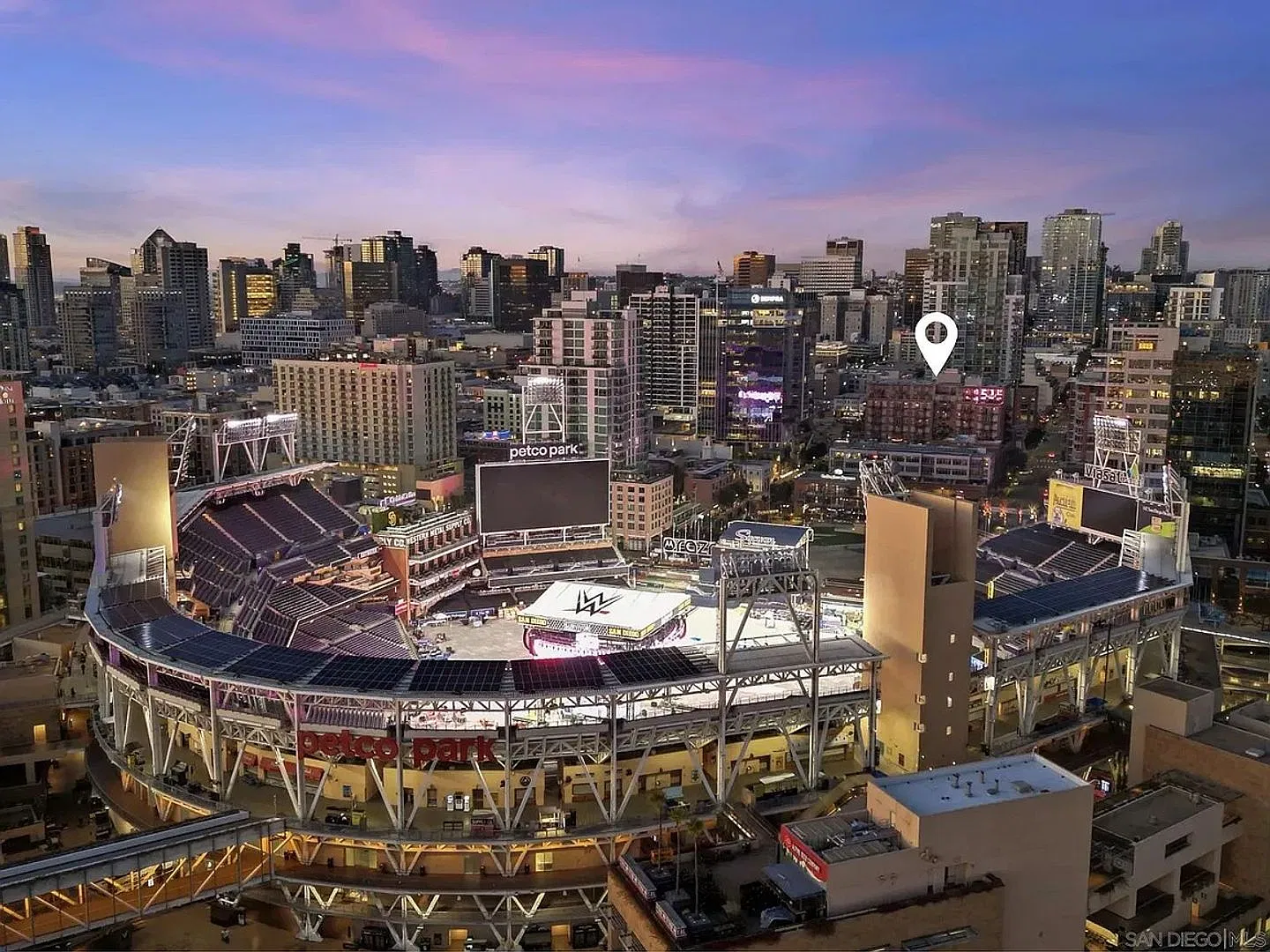 Beautiful, Spacious Loft Near Petco Park — Photo 1