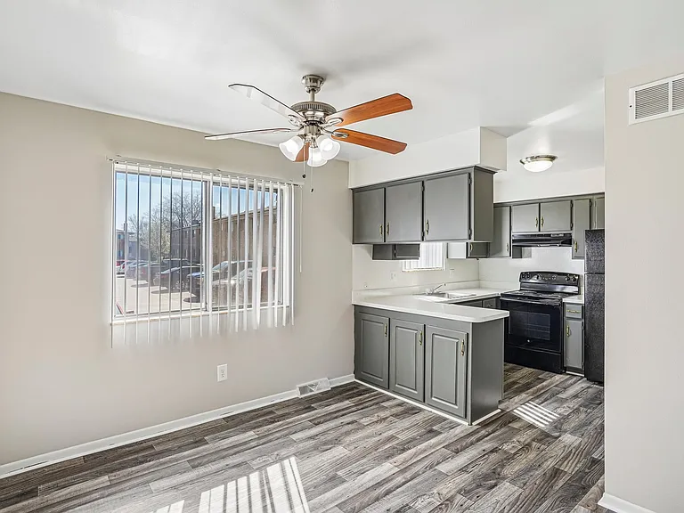 Rivercrest Apartments — Photo 64