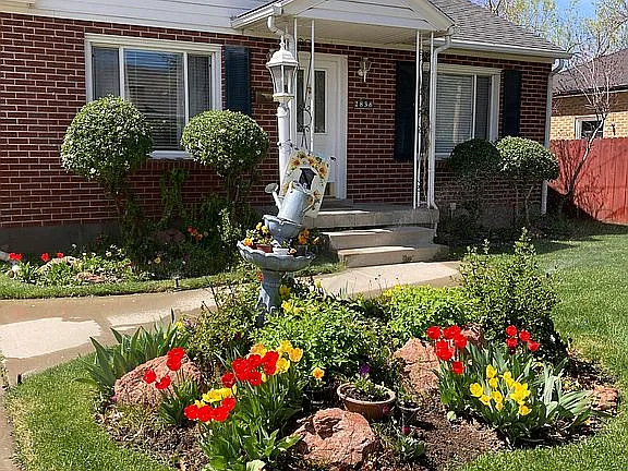 2836 S Kenwood St — exterior photo