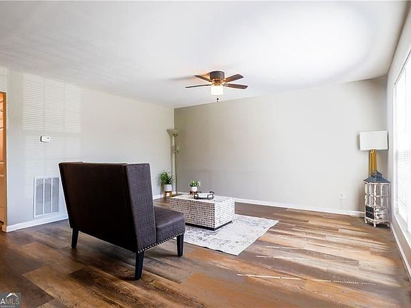 2nd image of 5823 Strathmoor Manor Cir