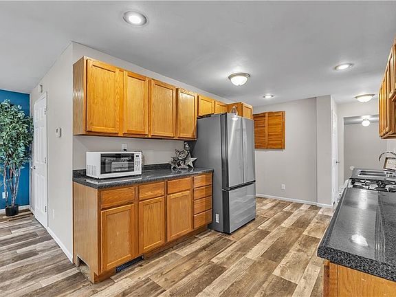 5th image of 122 W Walnut St