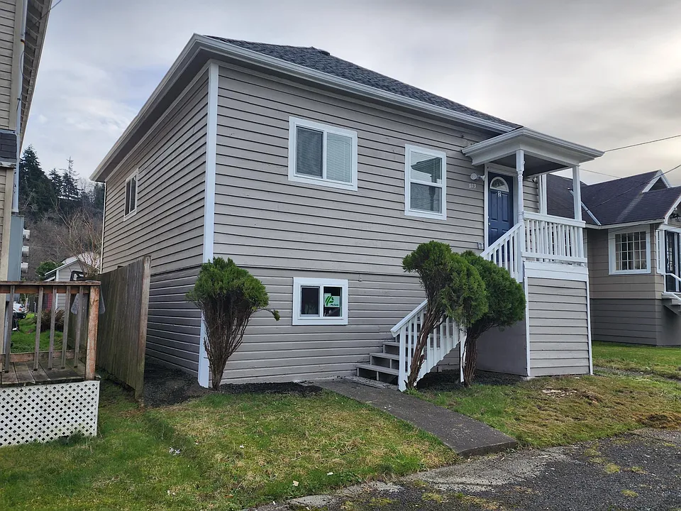 1113 E 1st St #2