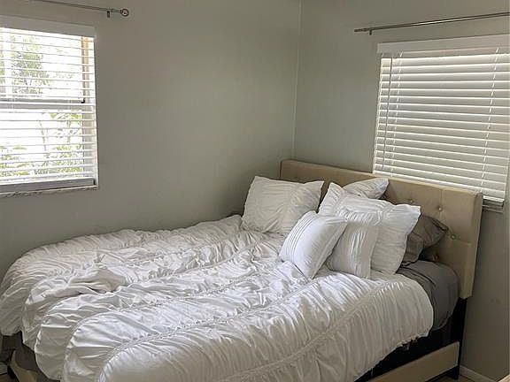 4th image of 327 22nd Ave S #2