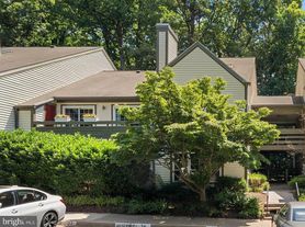 2221 Lovedale Ln, Reston, VA