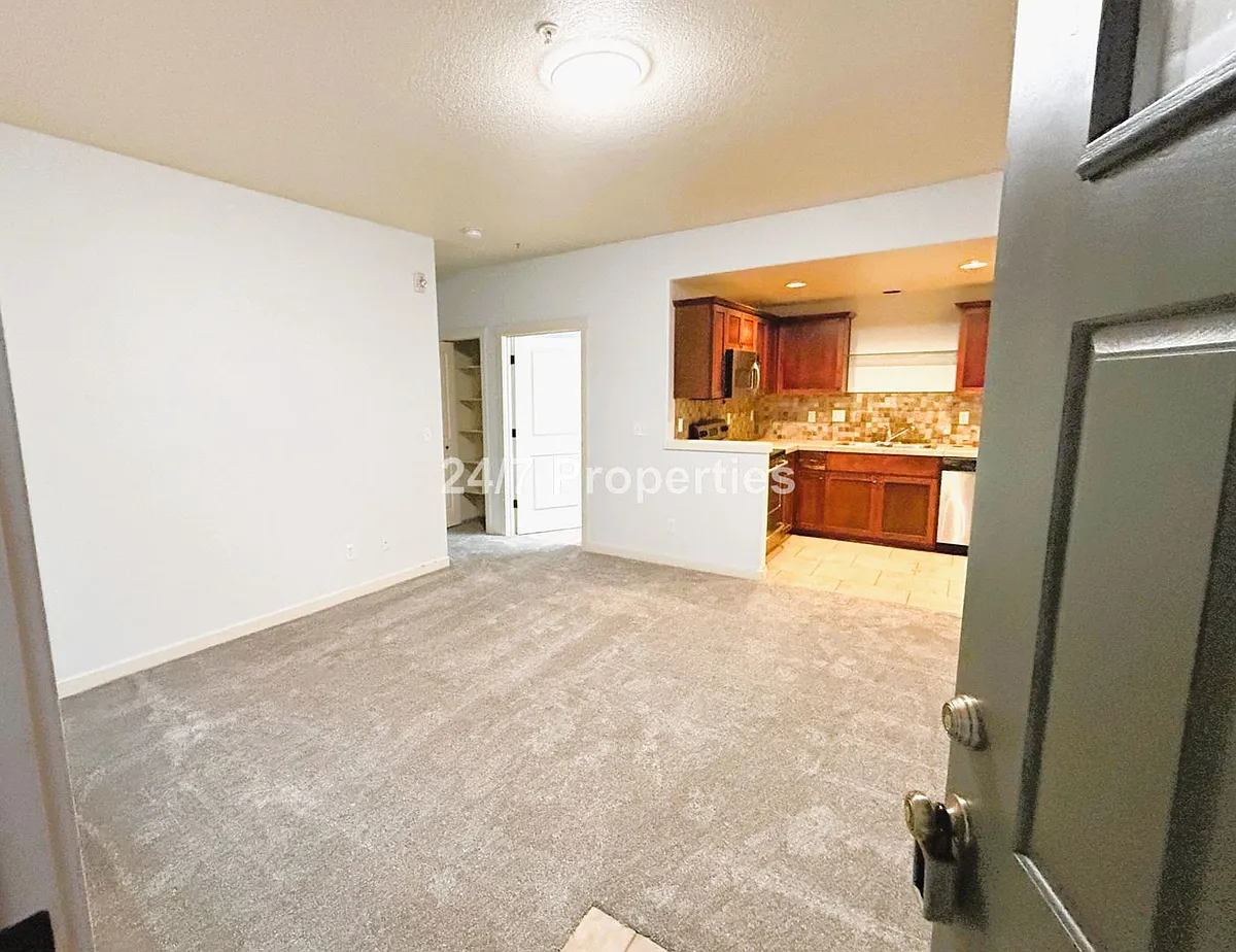 Building Photo - 640 NE Garswood Ln