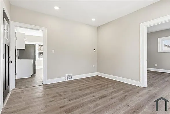 13802 Byron Ave — Photo 6