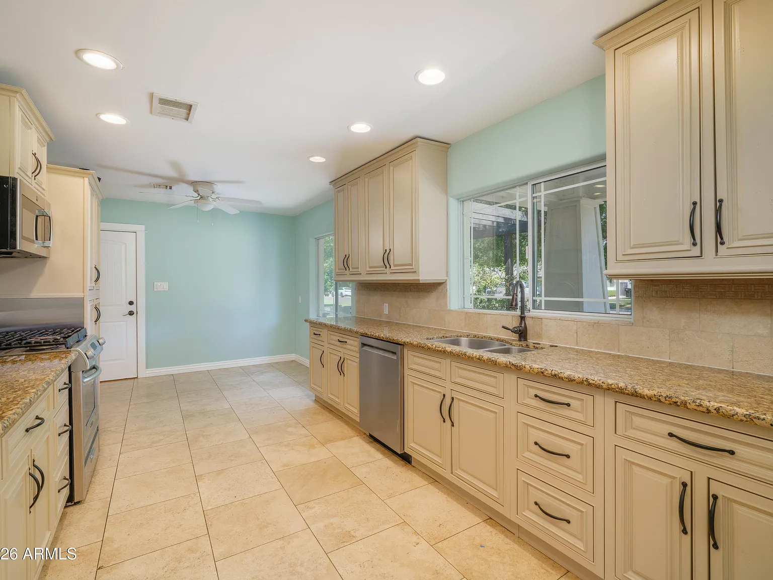 4 bed, 2.5 bath, 3173 sqft, $3,600 — Photo 4