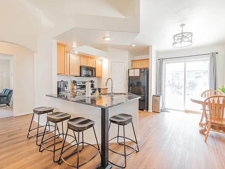 695 SW Panner St — Photo 3