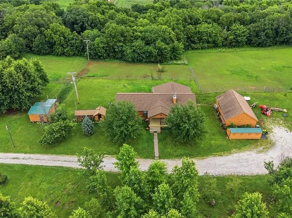 40303 E Round Prairie Rd, Oak Grove, MO 64075