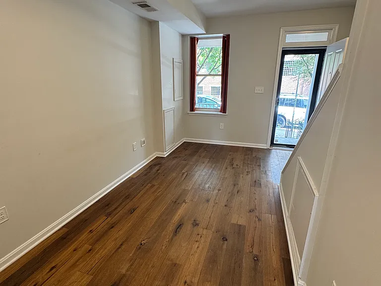 424 Oakdale Pl NW — Photo 2