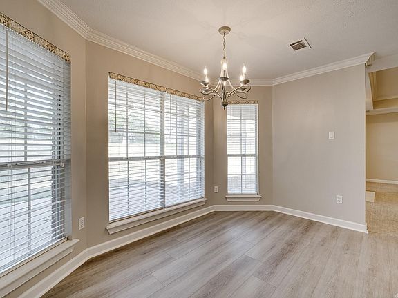 4th image of 12 Mary Ellen Dr