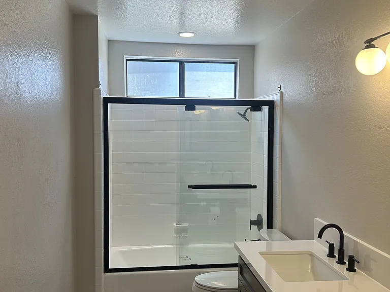 2430 Santa Ana Ave #10 — Photo 11