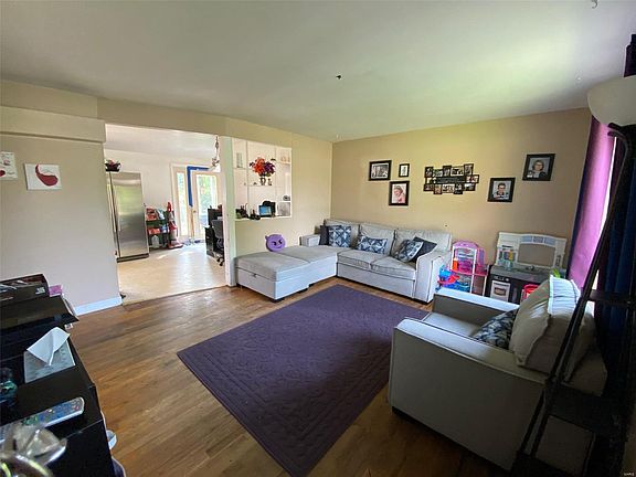 3rd image of 402 Raymond Dr