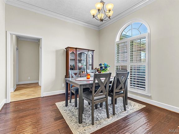 3rd image of 586 Ingleside Way