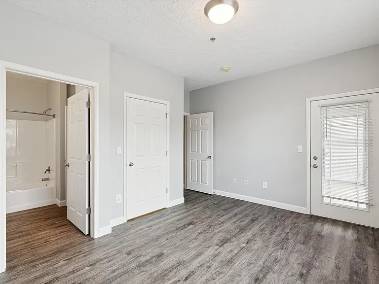 Richmond (Renovated) - 2 Bed / 2 Bath - 1,058 Sq.Ft.
