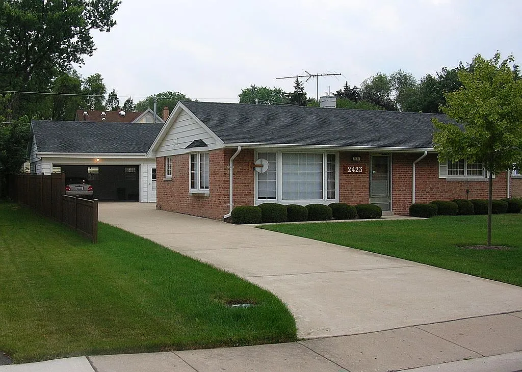 2423 Center Ave photo 1