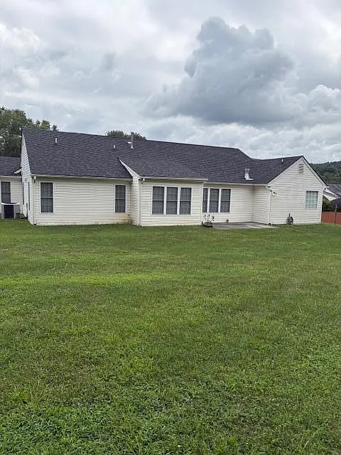 4 bed, 2.5 bath, 2068 sqft, $2,800 — Photo 2