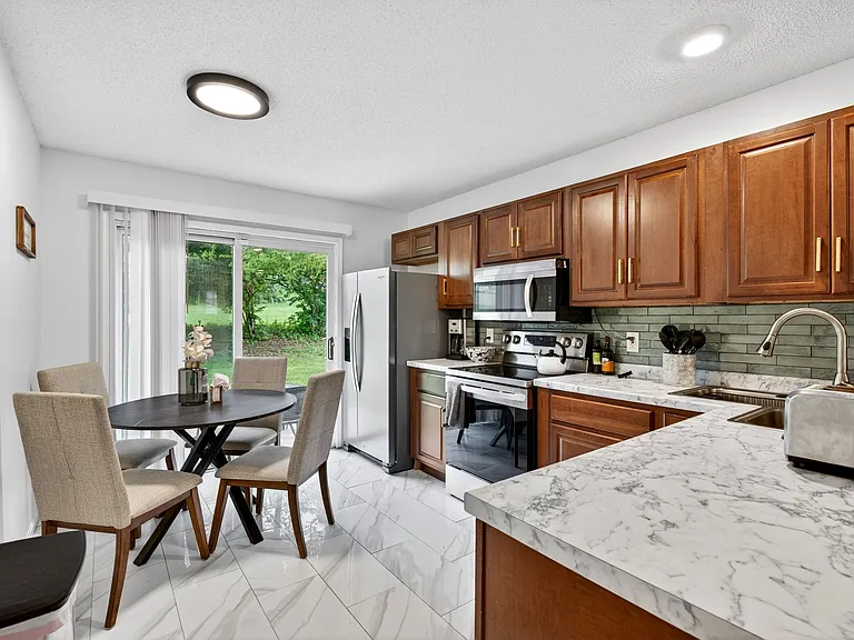2126 Hungerford Dr — Photo 11