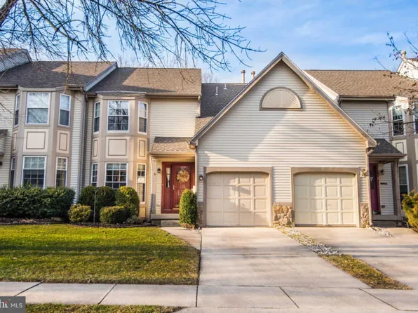 5 Langcliffe Ct, Mount Laurel, NJ 08054