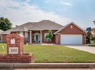 2052 Camelot Dr, Midwest City, OK 73130