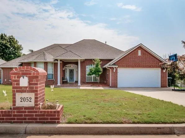 2052 Camelot Dr, Midwest City, OK 73130