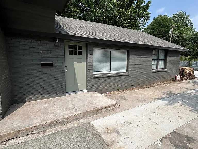 711 1/2 W Hill St — Photo 1