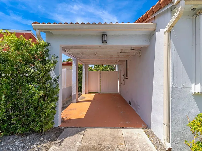 3151 NW Flagler Ter — Photo 14