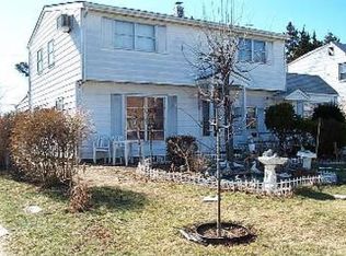 14 Schoolhouse Rd, Levittown, NY 11756